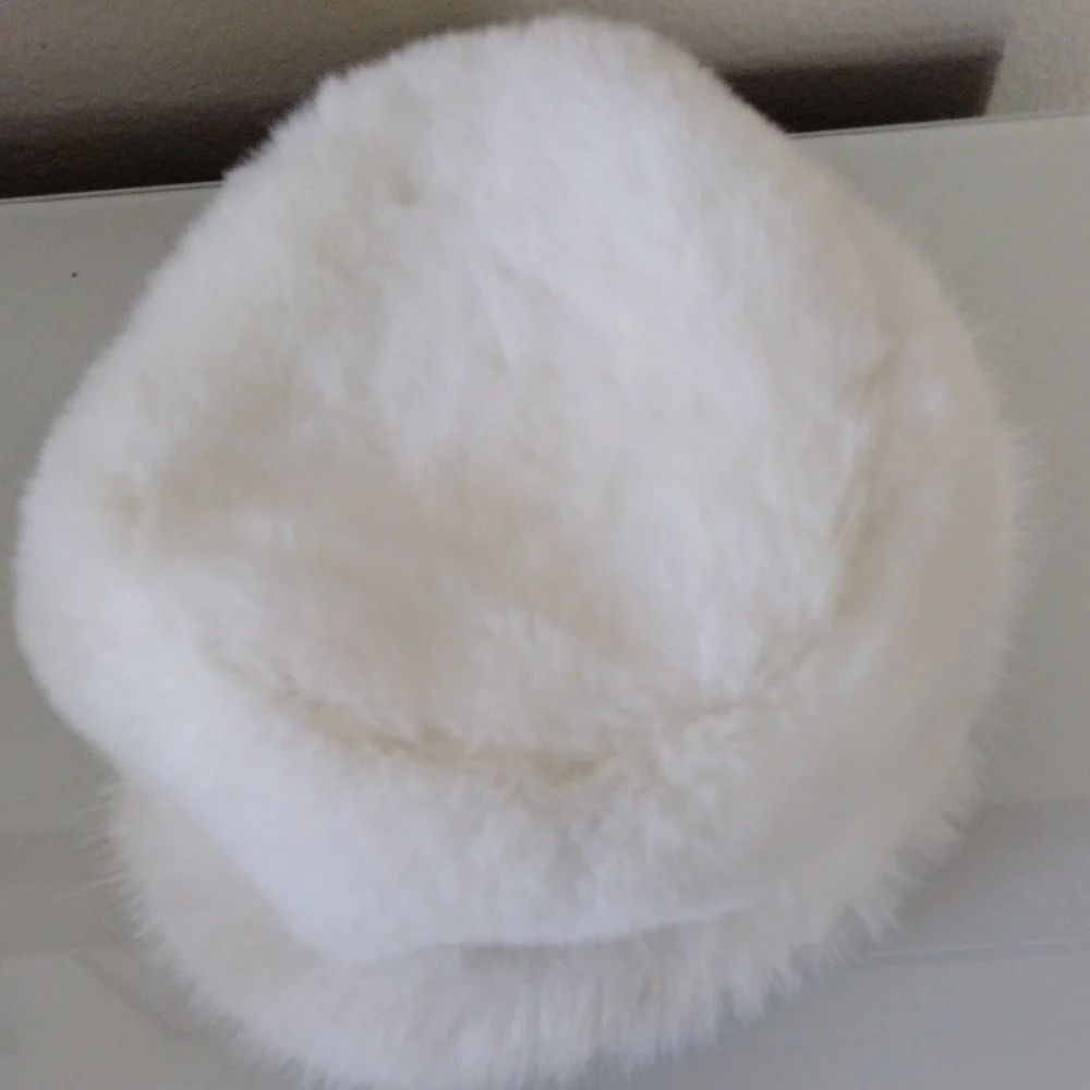 NWOT *White Faux Fur Bucket Hat - Picture 4 of 4